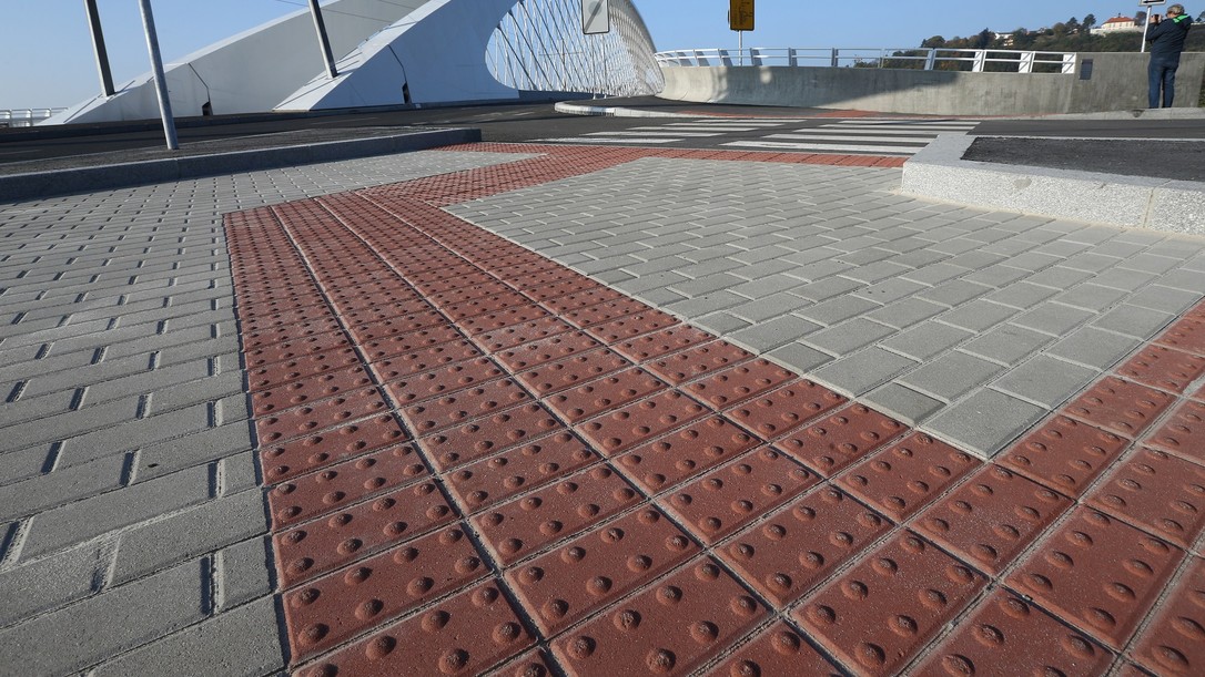 Naše firma se specializuje na profesionální pokládku silniční infrastruktury a dlažby.